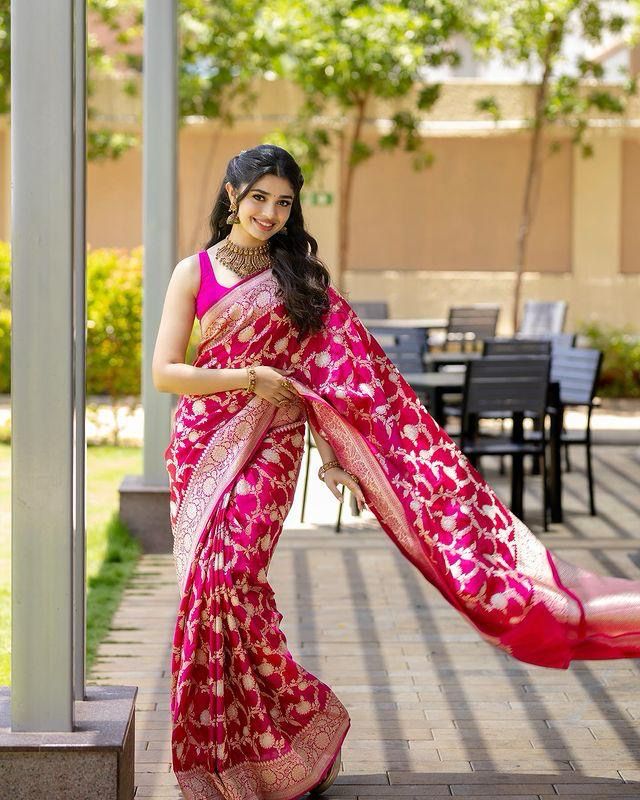 Sophisticated Dark Pink Soft Silk Saree With Gratifying Blouse Piece