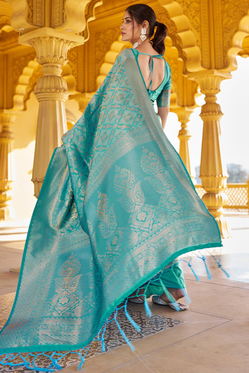 Load image into Gallery viewer, Pulsating Sea Green Kanjivaram Silk Saree With Resplendent Blouse Piece
