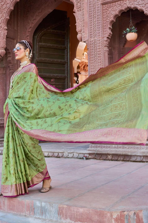 Load image into Gallery viewer, Elegant Green Soft Banarasi Silk Saree With Attractive Blouse Piece
