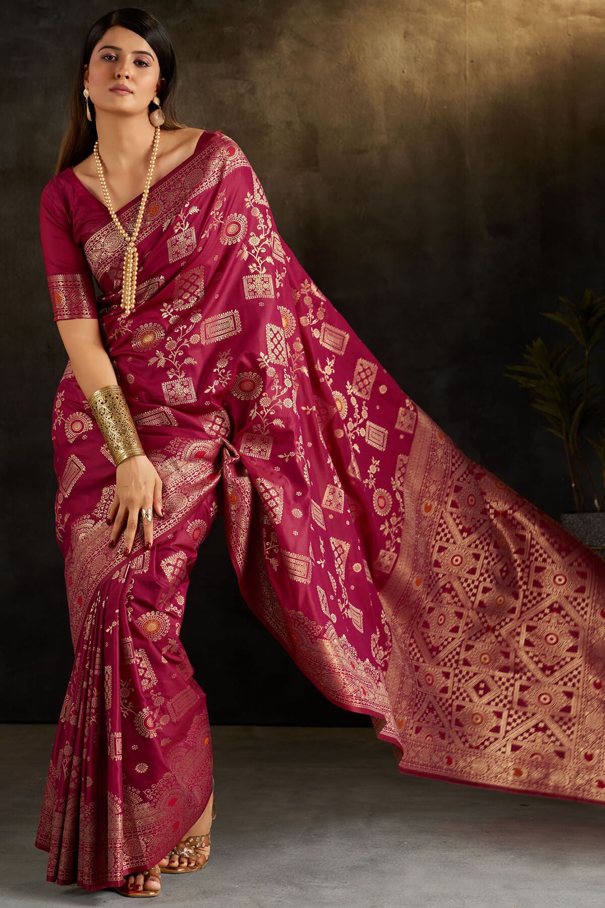 Unique Dark Pink Pure Banarasi Silk Saree With Outstanding Blouse Piece