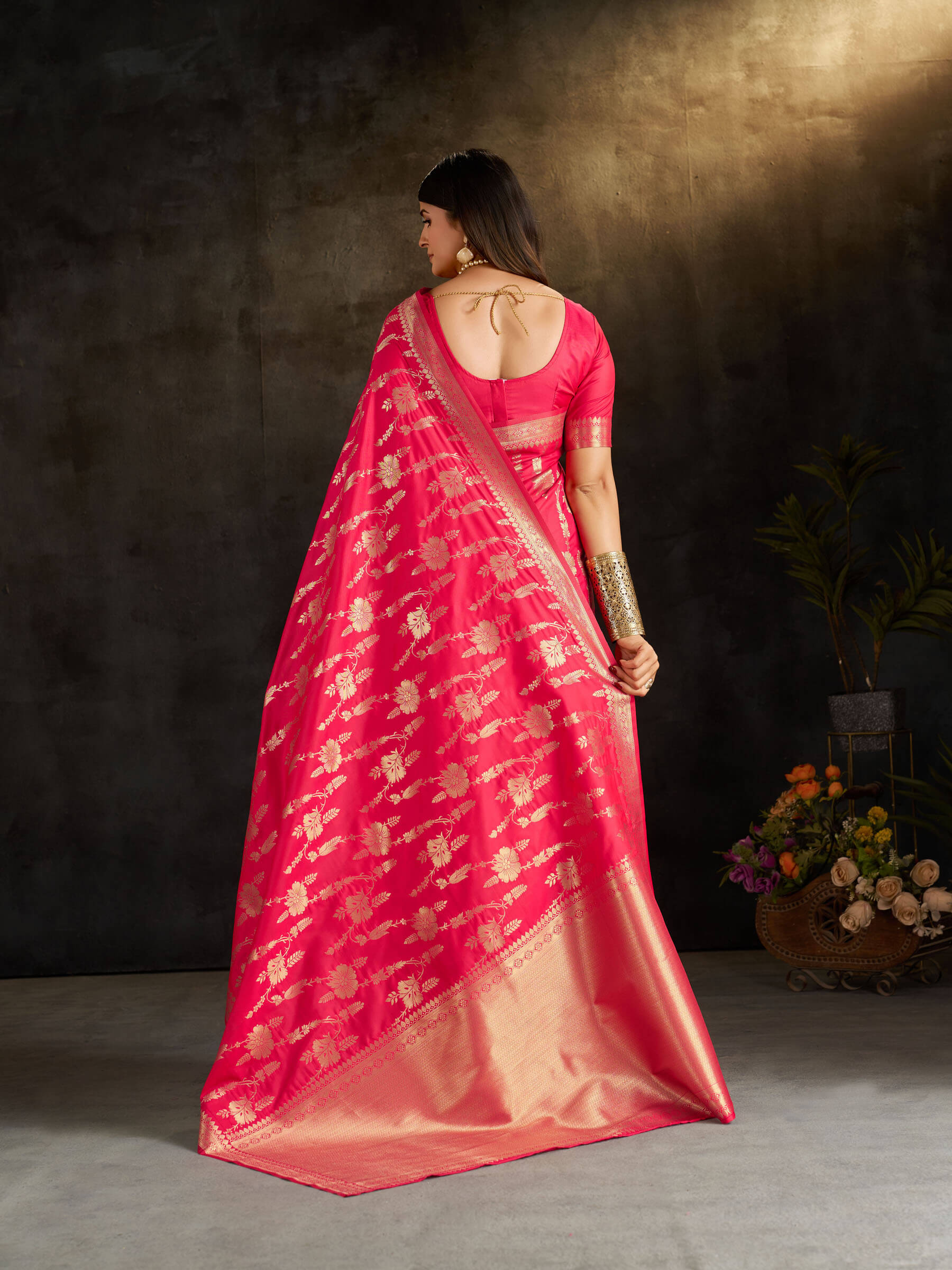 Sumptuous Dark Pink Pure Banarasi Silk Saree With Staggering Blouse Piece