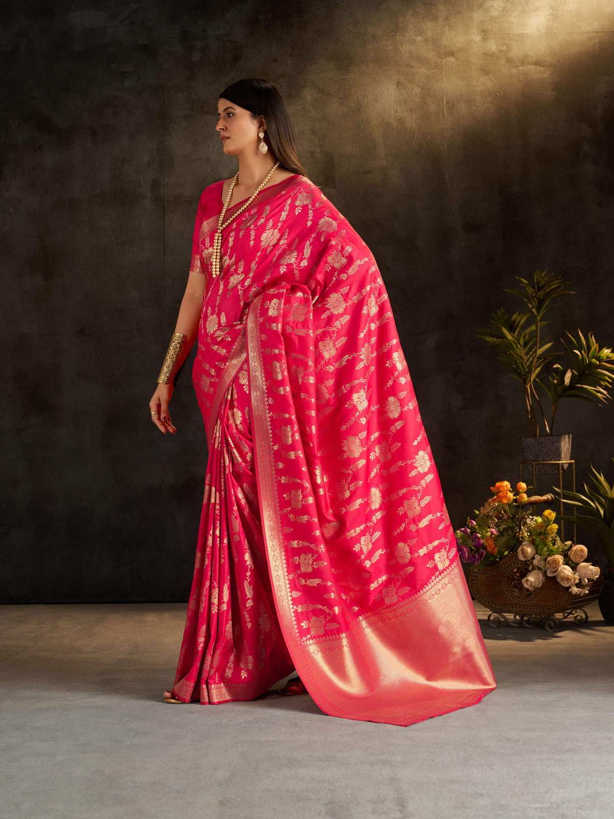 Sumptuous Dark Pink Pure Banarasi Silk Saree With Staggering Blouse Piece