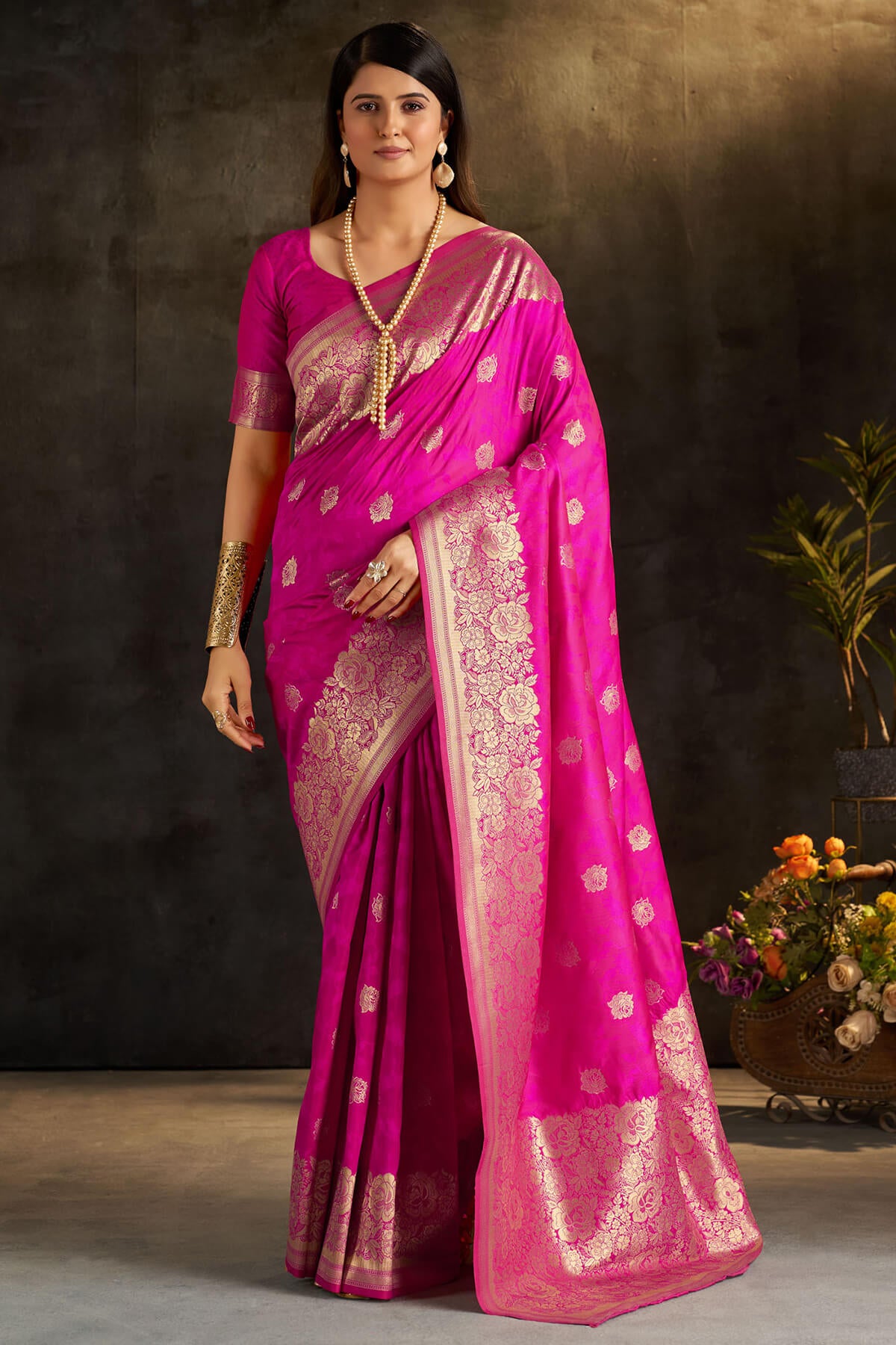 Tremendous Dark Pink Pure Banarasi Silk Saree With Vestigial Blouse Piece