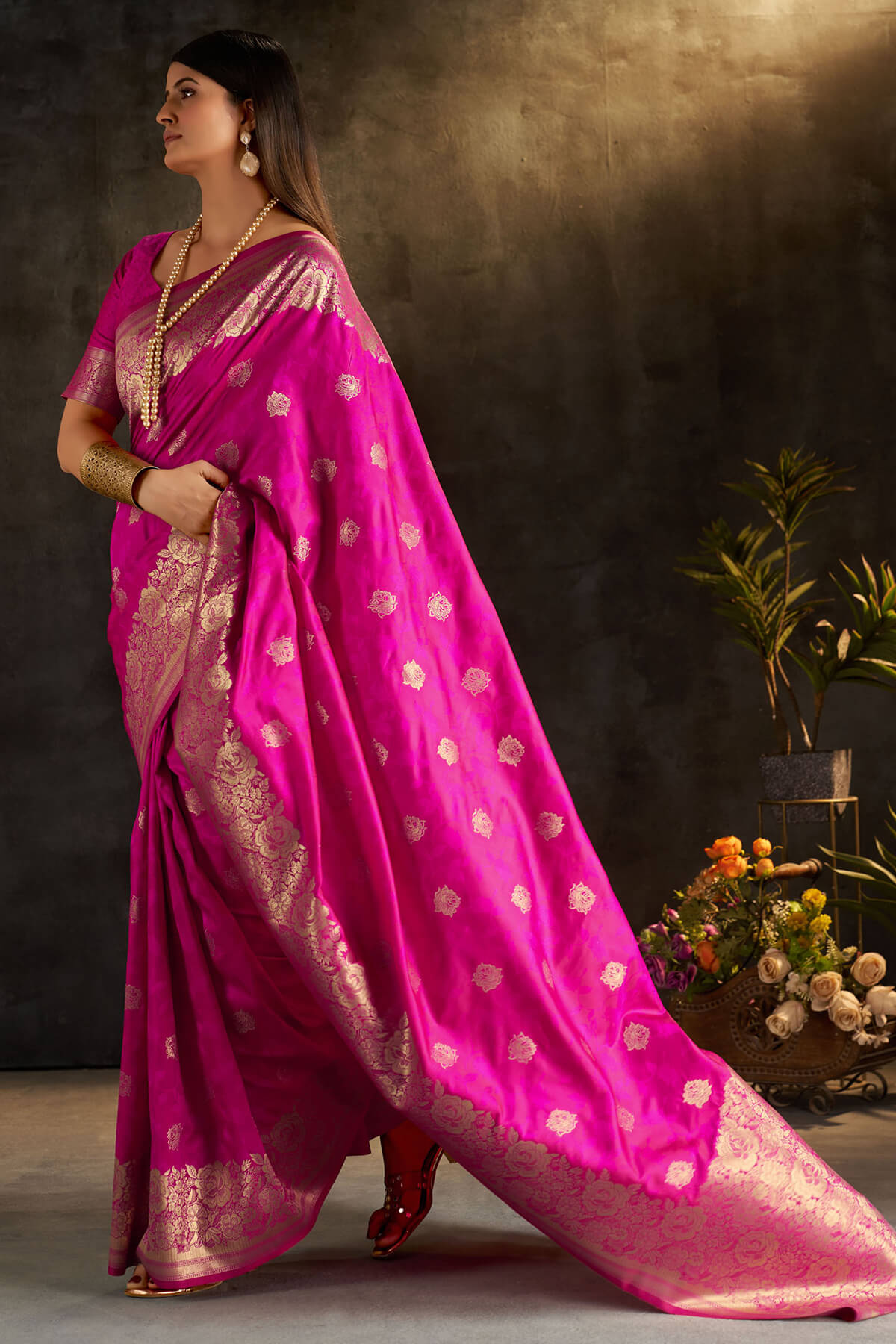 Tremendous Dark Pink Pure Banarasi Silk Saree With Vestigial Blouse Piece