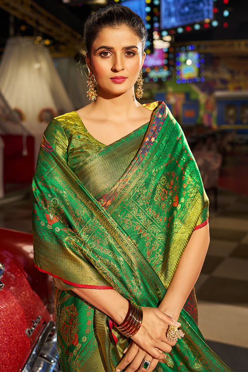 Load image into Gallery viewer, Fancifull Dark Green Kanjivaram Silk Saree With Inspiring Blouse Piece
