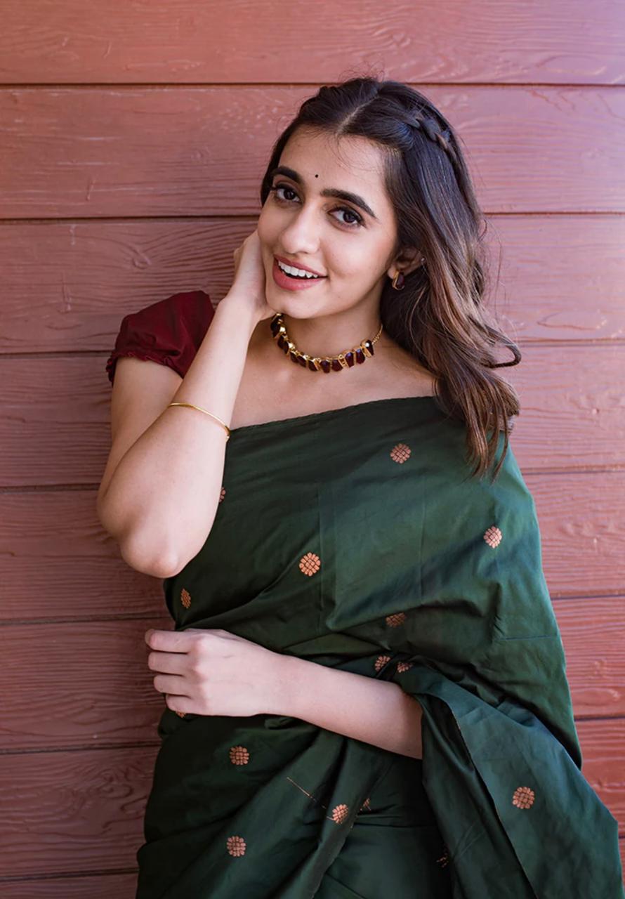 Vestigial Dark Green Soft Silk Saree With Staggering Blouse Piece