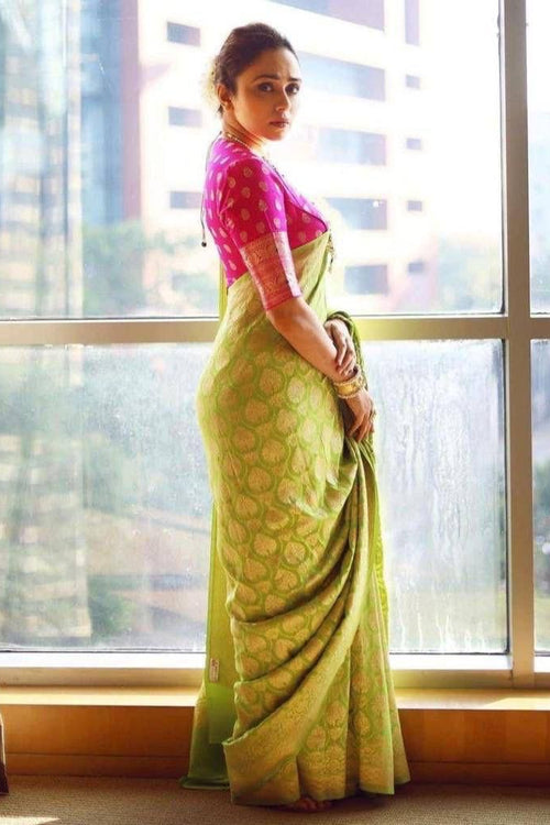 Load image into Gallery viewer, Stunning Parrot Soft Silk Saree With Surpassing Blouse Piece
