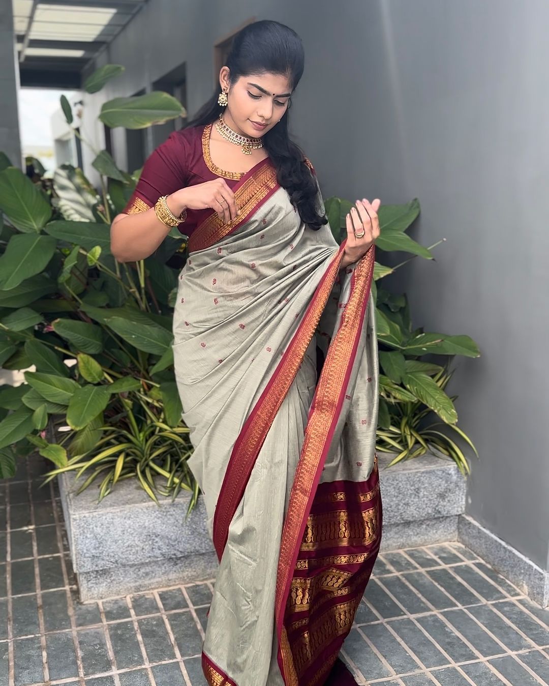 Stunner Grey Soft Silk Saree With Divine Blouse Piece