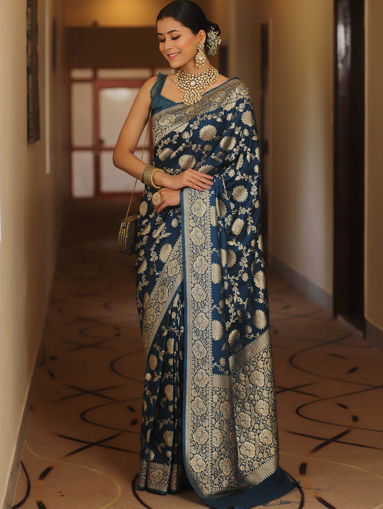 Desultory Navy Blue Soft Silk Saree With Lissome Blouse Piece