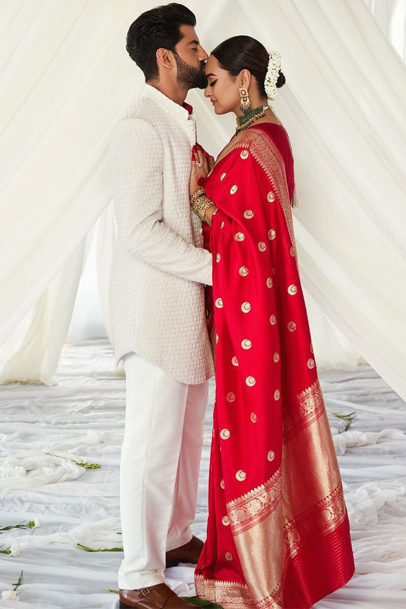 Staring Red Soft Silk Saree With Delightful Blouse Piece