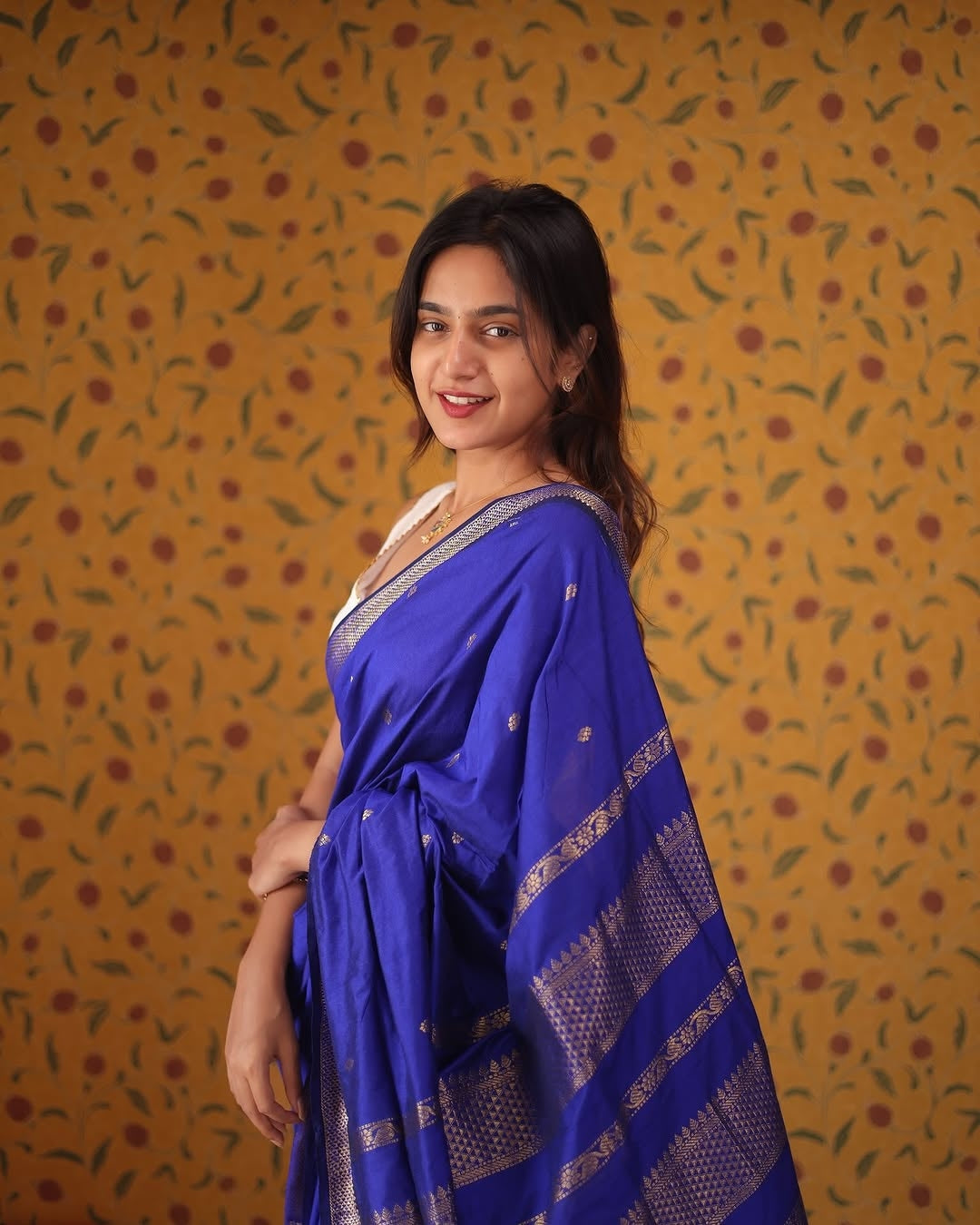 Staggering Royal Blue Soft Silk Saree With Fragrant Blouse Piece