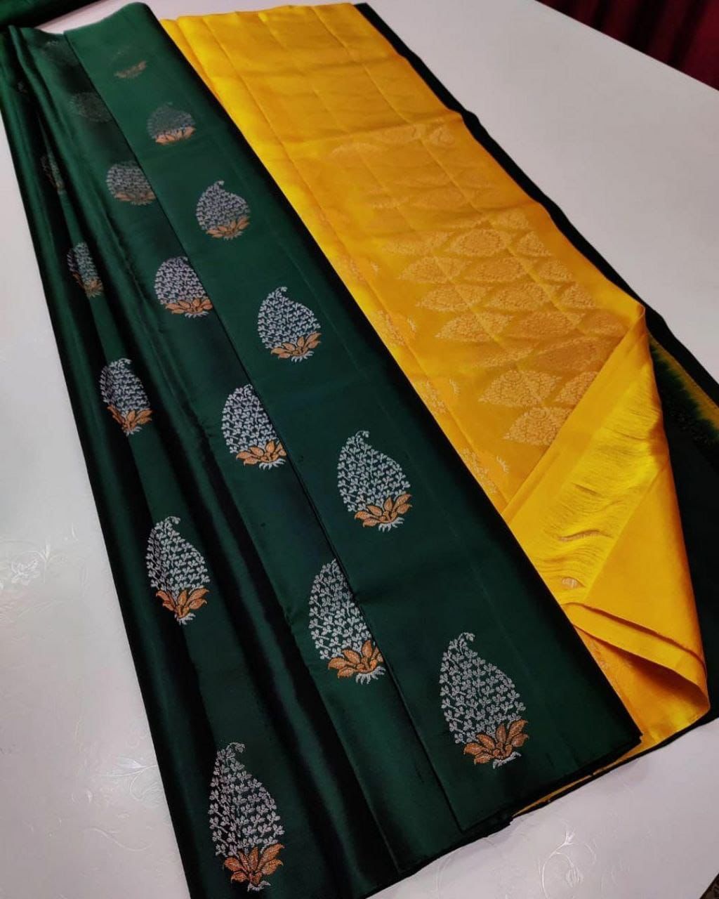 Majesty Dark Green Soft Silk Saree With Piquant Blouse Piece