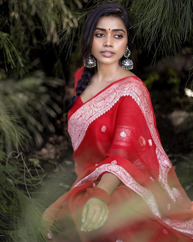 Designer Red Soft Silk Saree With Arresting Blouse Piece