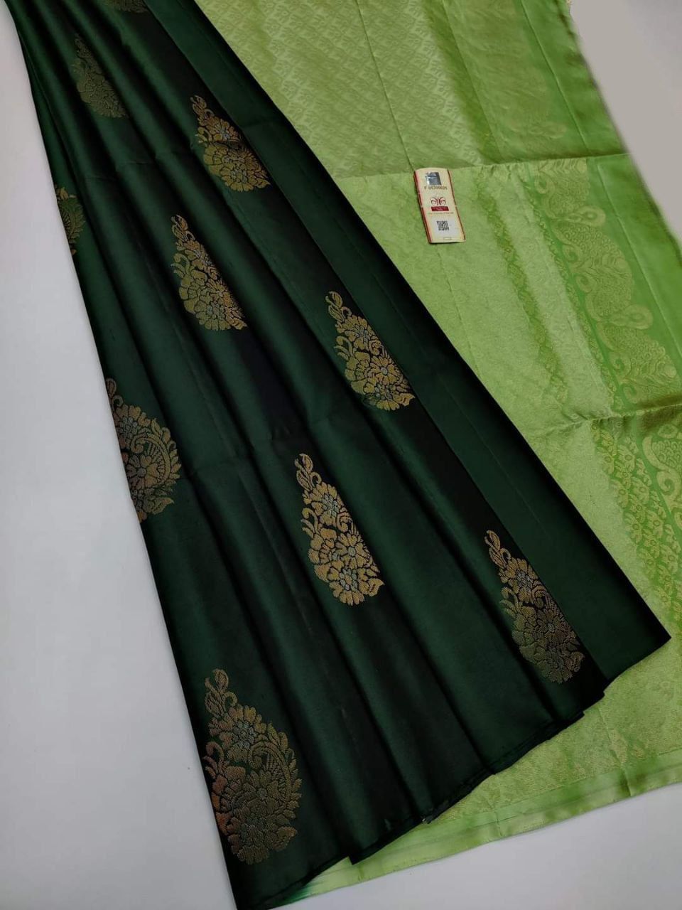 Demesne Dark Green Soft Silk Saree With Effervescent Blouse Piece