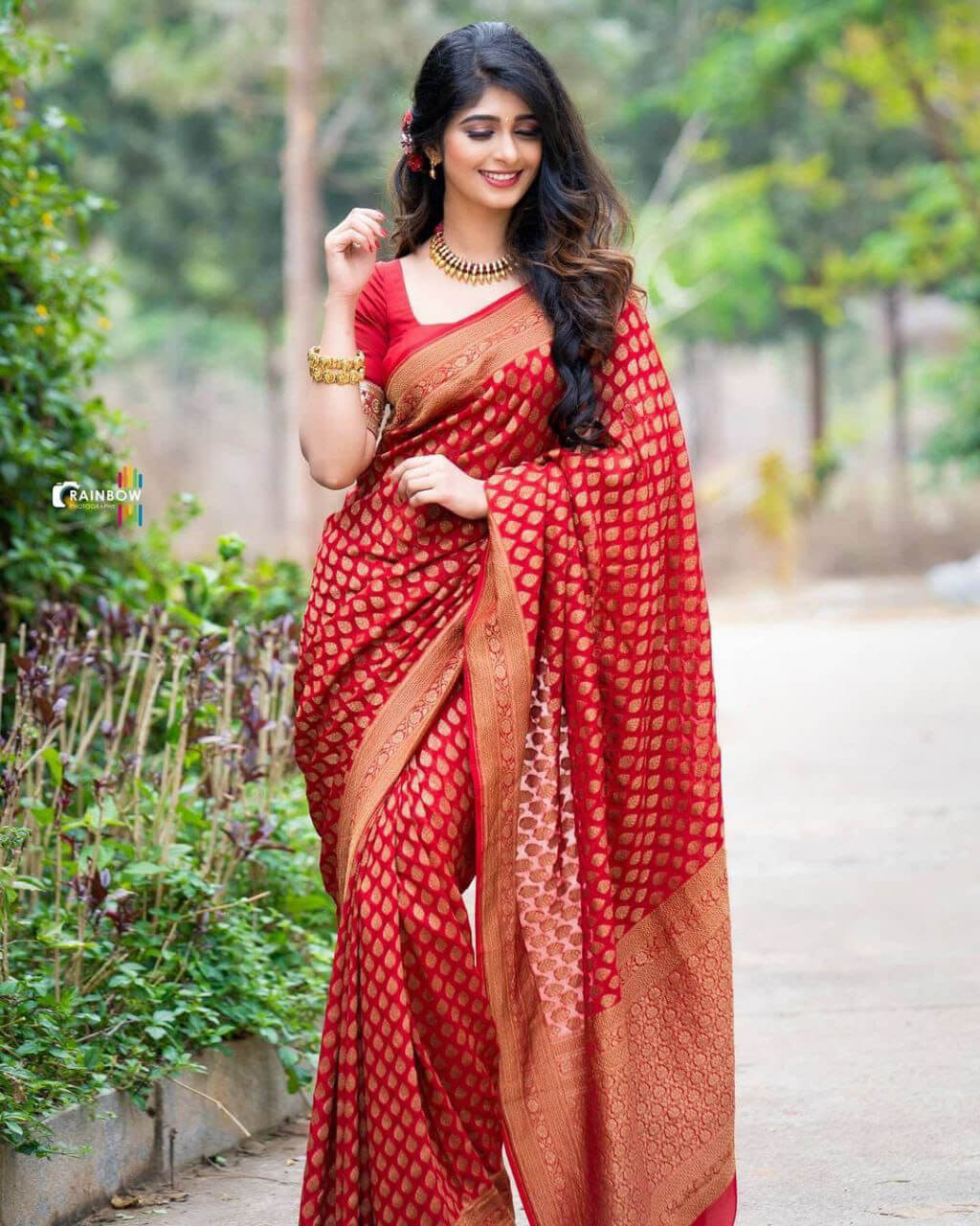 Stylish Red Soft Silk Saree With Unique Pink Blouse Piece