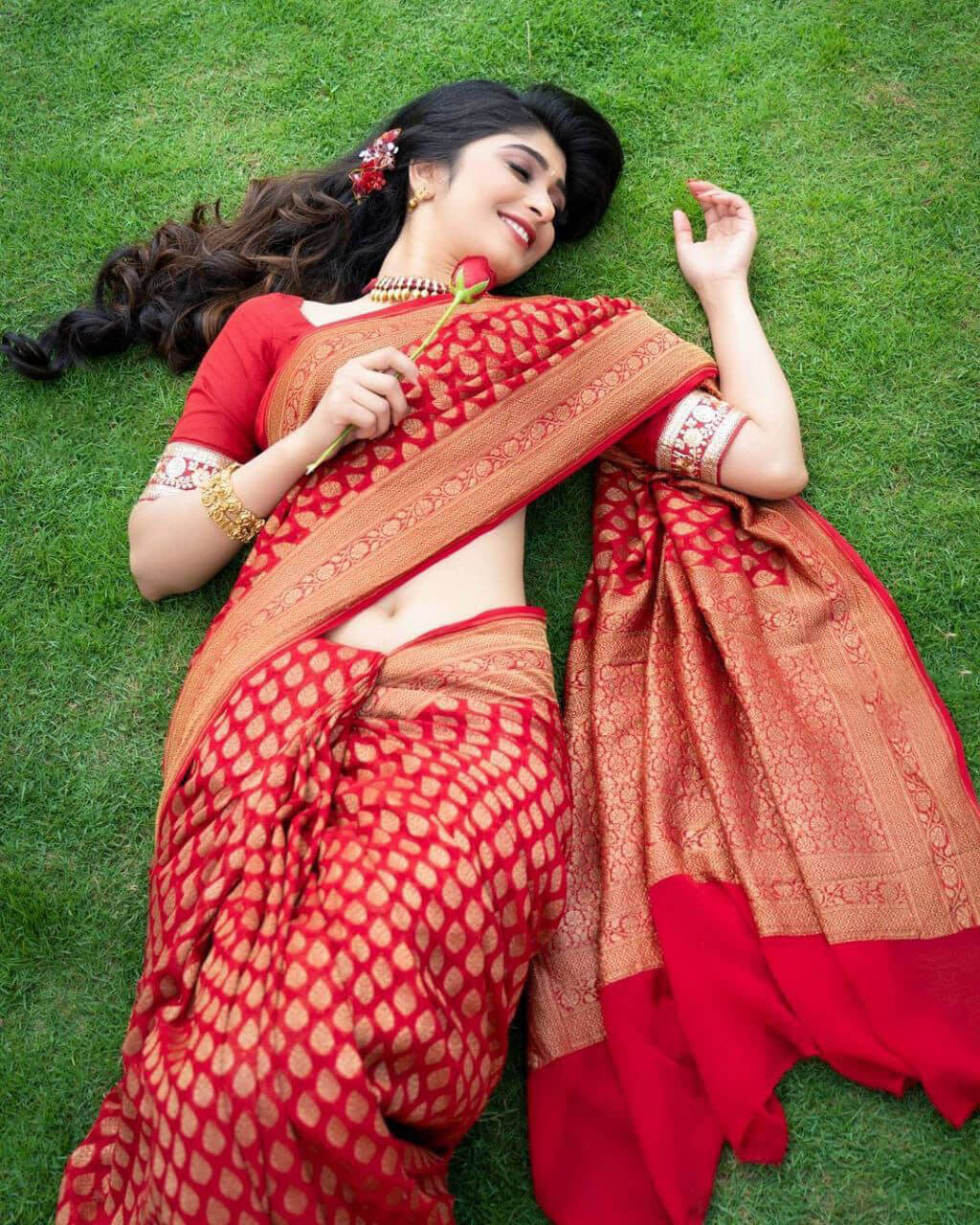 Stylish Red Soft Silk Saree With Unique Pink Blouse Piece