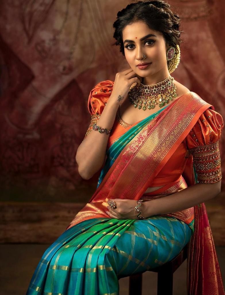 Staggering Rama Soft Silk Saree With Incomparable Blouse Piece