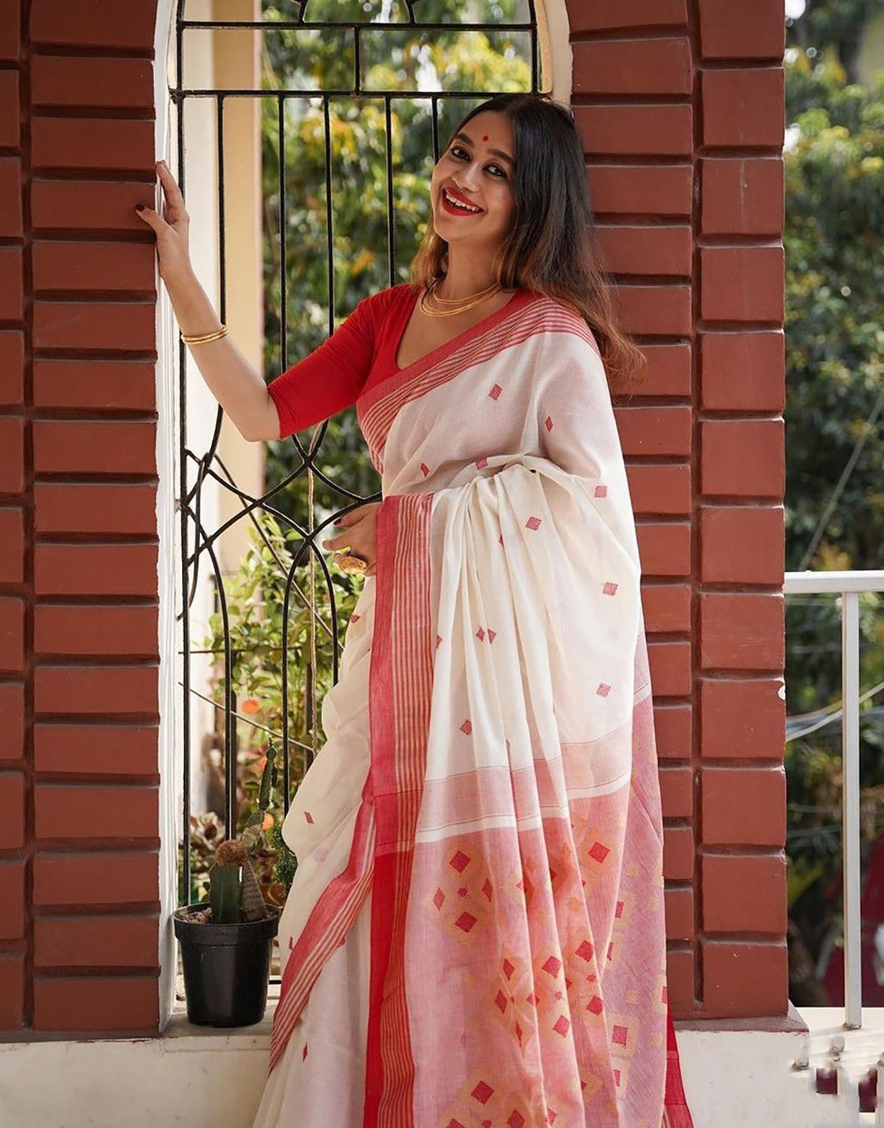 Desiring Off White Cotton Silk Saree With Capricious Blouse Piece