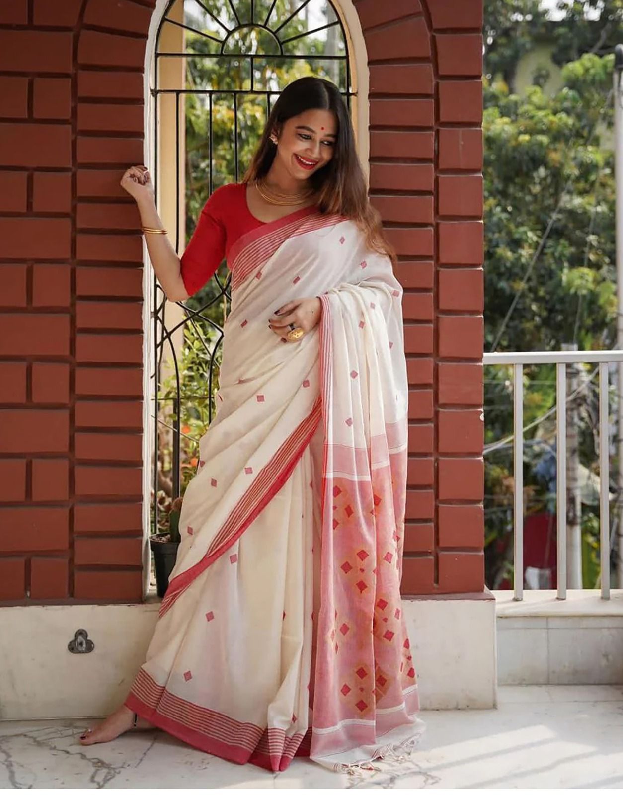 Desiring Off White Cotton Silk Saree With Capricious Blouse Piece