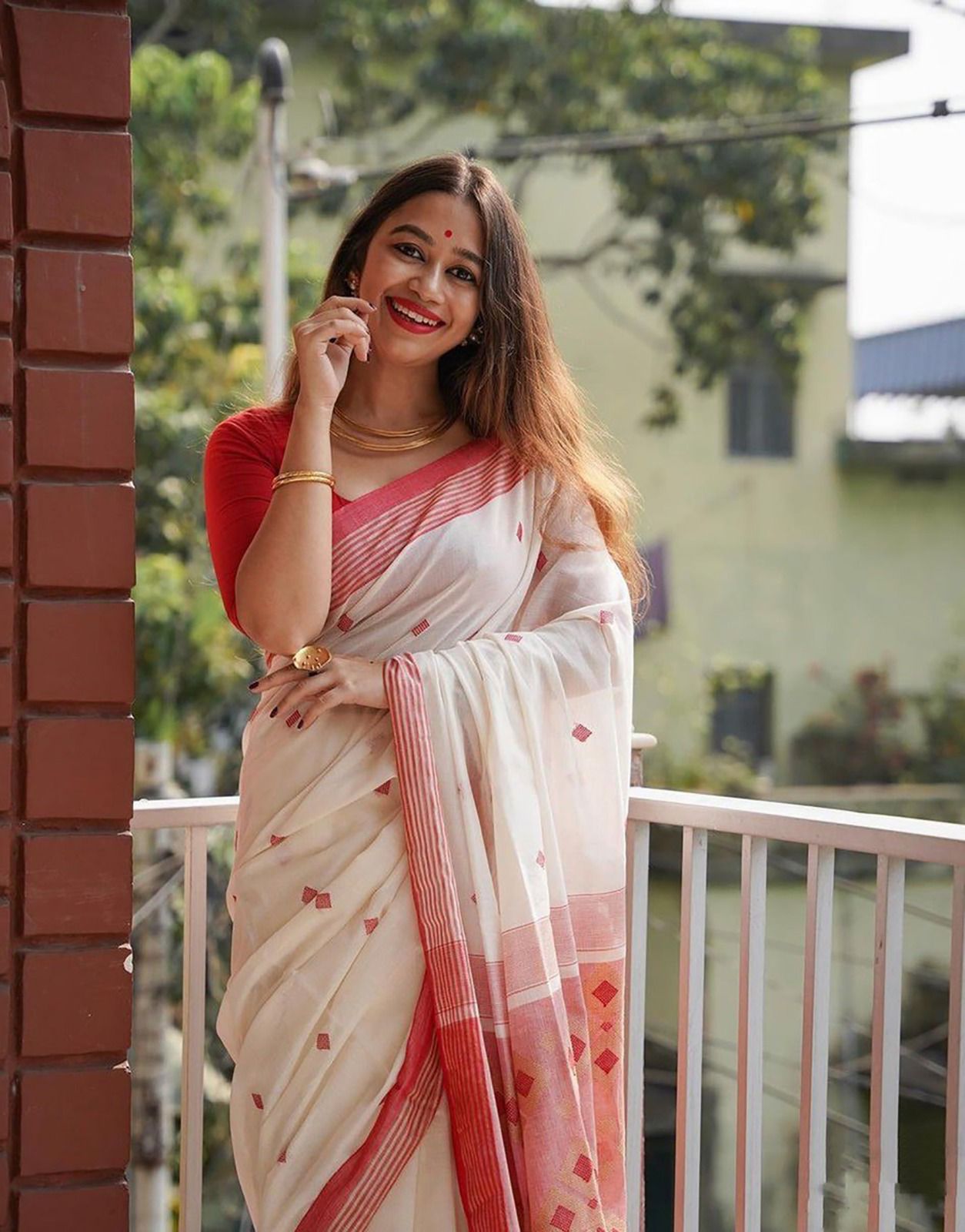 Desiring Off White Cotton Silk Saree With Capricious Blouse Piece