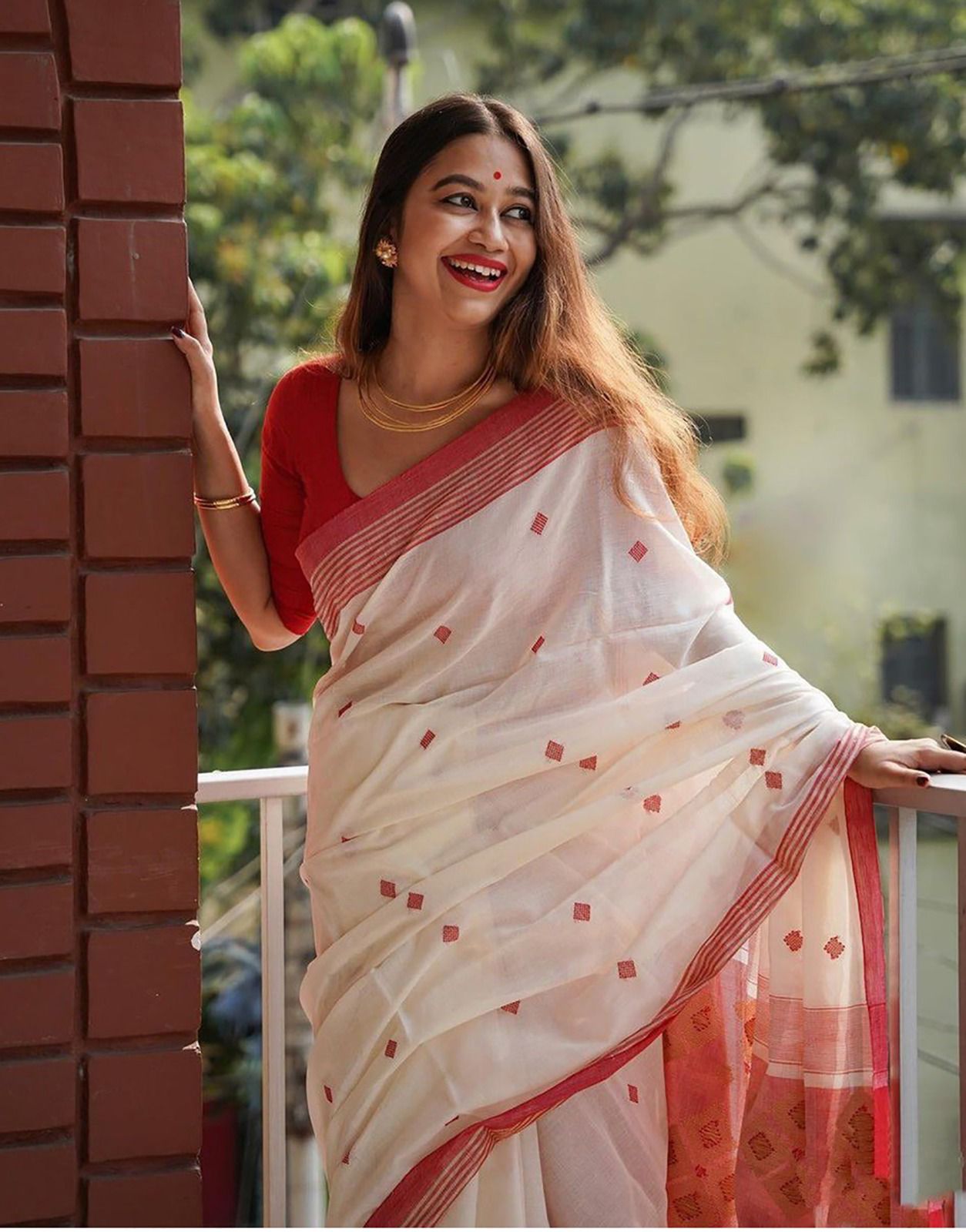 Desiring Off White Cotton Silk Saree With Capricious Blouse Piece