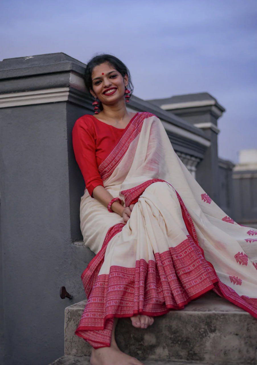 Elegant Off White Cotton Silk Saree With Demanding Blouse Piece