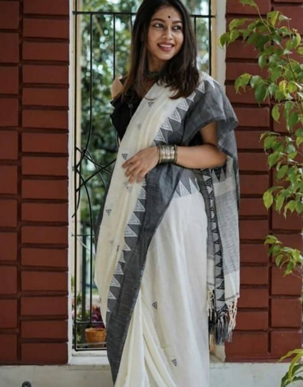 Flaunt Off White Cotton Silk Saree With Blooming Blouse Piece