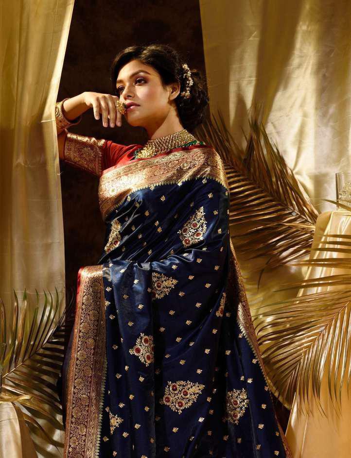 Engrossing Navy Blue Soft Silk Saree With Arresting Blouse Piece