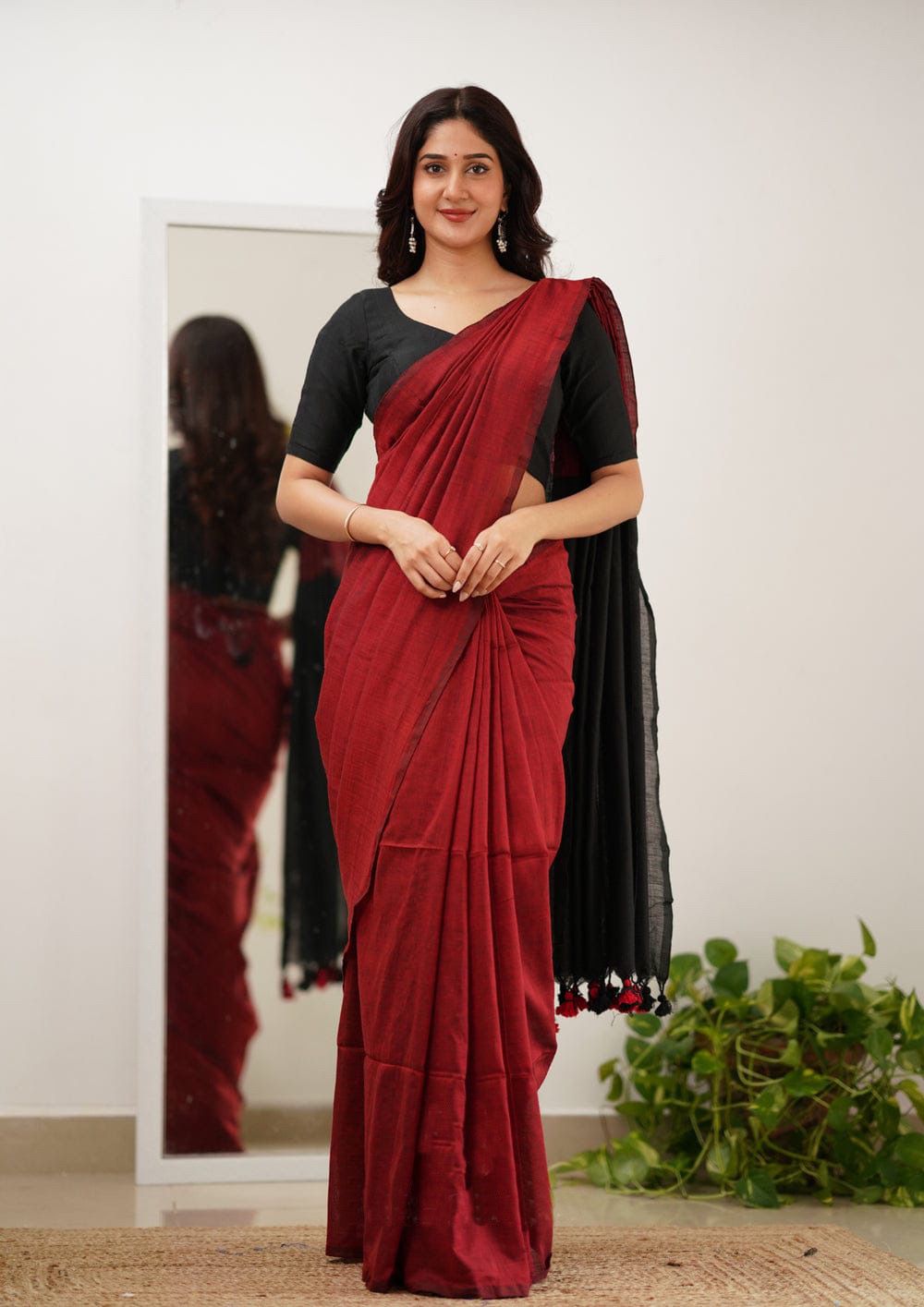 Staggering Red Cotton Silk Saree With Brood Blouse Piece
