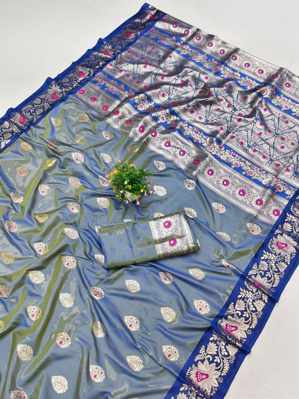 Groovy Blue Pure Zari Weaving Banarasi Silk Saree With Ephemeral Blouse Piece