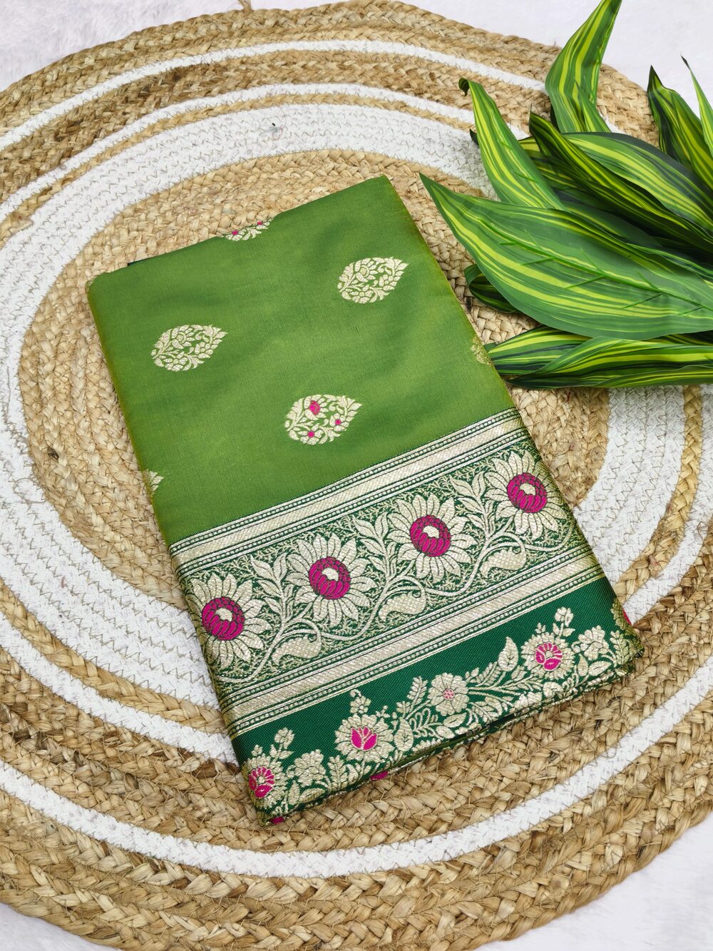Angelic Green Pure Zari Weaving Banarasi Silk Saree With Surpassing Blouse Piece