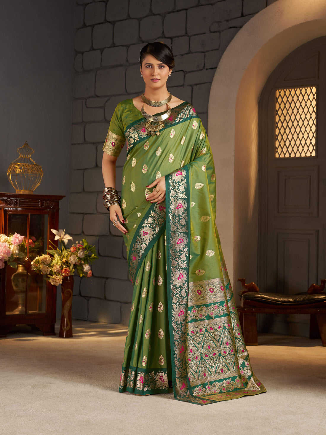 Angelic Green Pure Zari Weaving Banarasi Silk Saree With Surpassing Blouse Piece