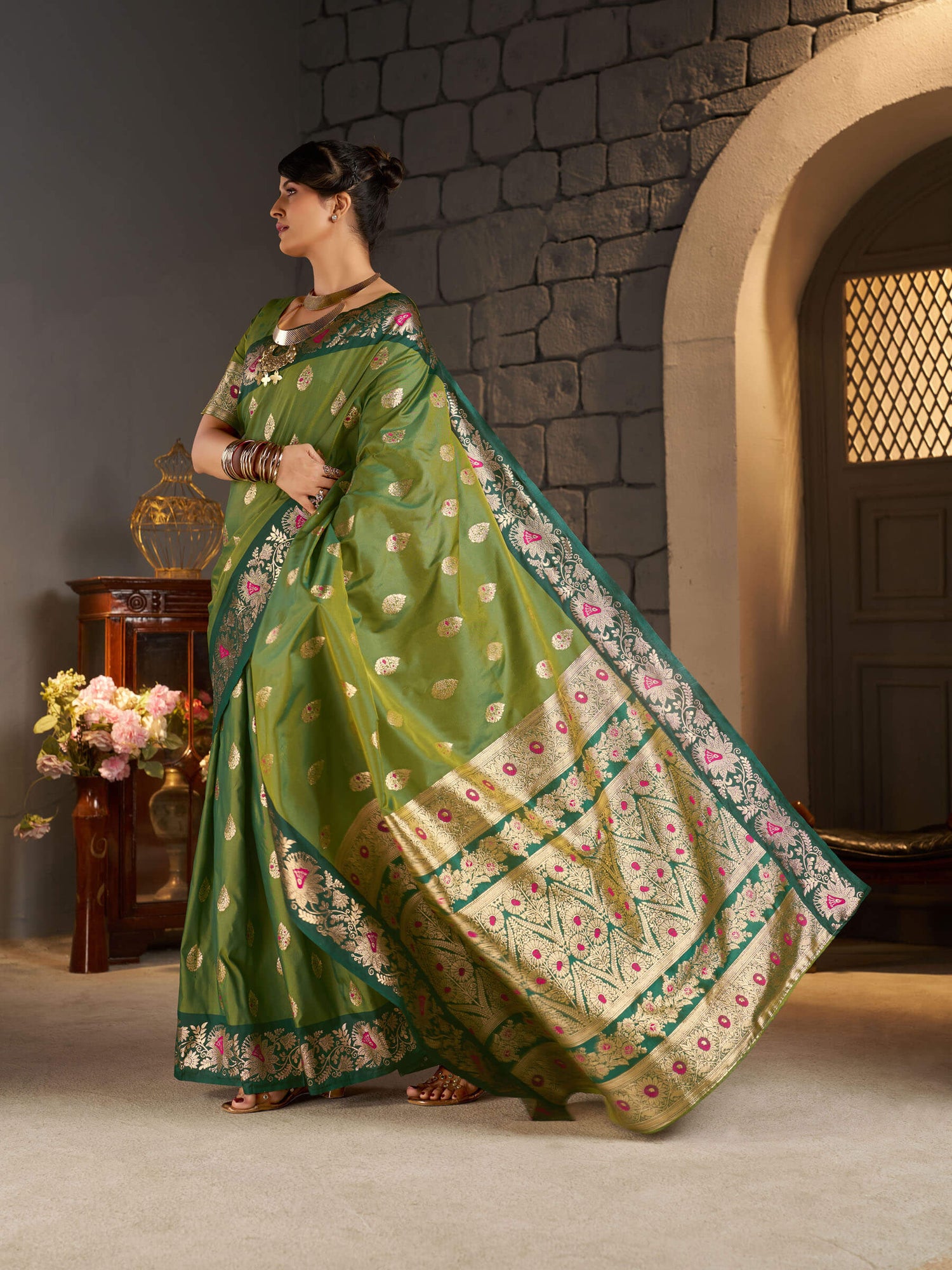 Angelic Green Pure Zari Weaving Banarasi Silk Saree With Surpassing Blouse Piece