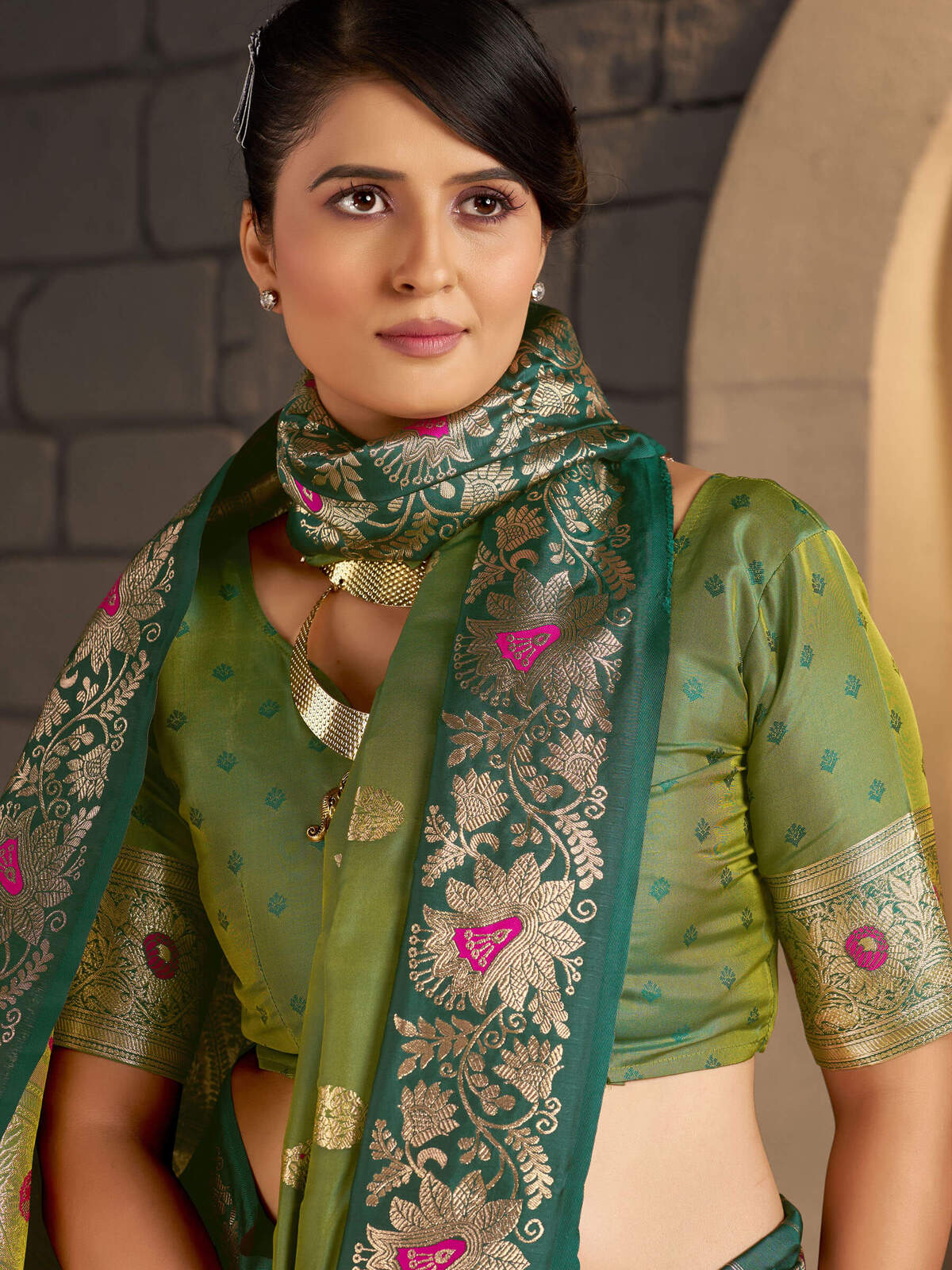Angelic Green Pure Zari Weaving Banarasi Silk Saree With Surpassing Blouse Piece