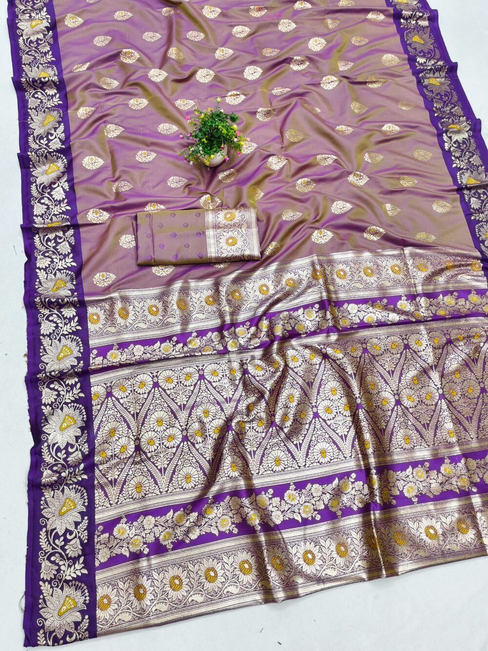 Serendipity Lavender Pure Zari Weaving Banarasi Silk Saree With Opulent Blouse Piece