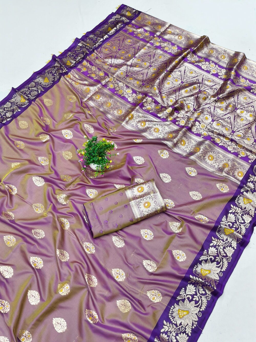 Serendipity Lavender Pure Zari Weaving Banarasi Silk Saree With Opulent Blouse Piece
