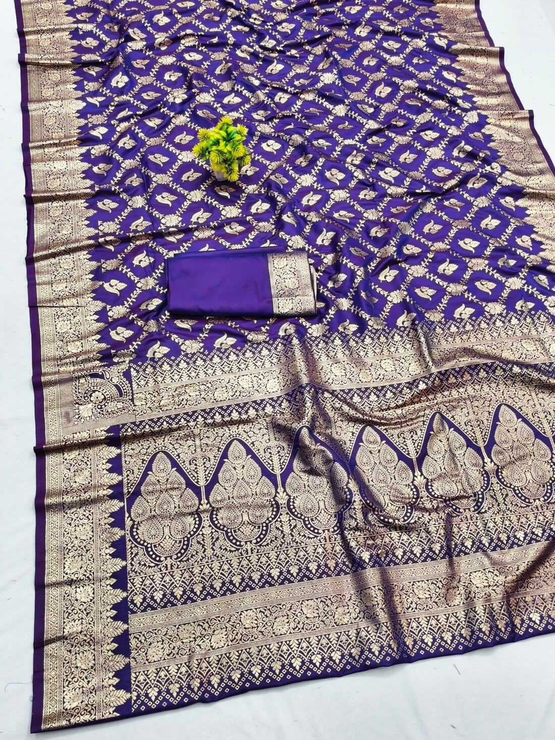 Groovy Purple Pure Zari Weaving Banarasi Silk Saree With Incomparable Blouse Piece