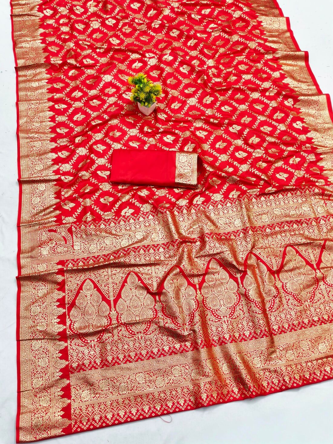 Delightful Red Pure Zari Weaving Banarasi Silk Saree With Captivating Blouse Piece