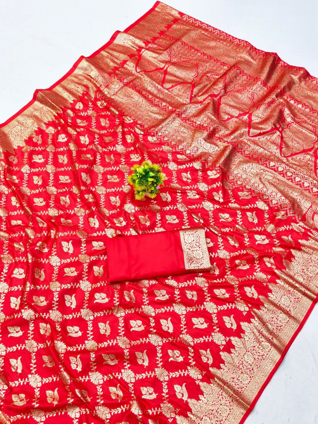 Delightful Red Pure Zari Weaving Banarasi Silk Saree With Captivating Blouse Piece