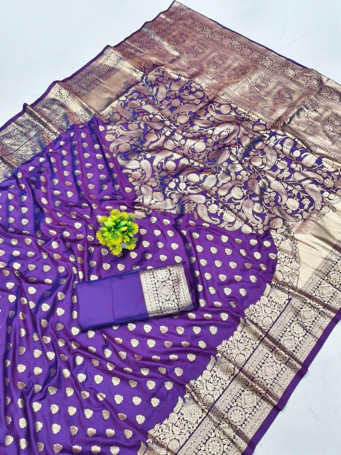 Desultory Purple Pure Zari Weaving Banarasi Silk Saree With Devastating Blouse Piece