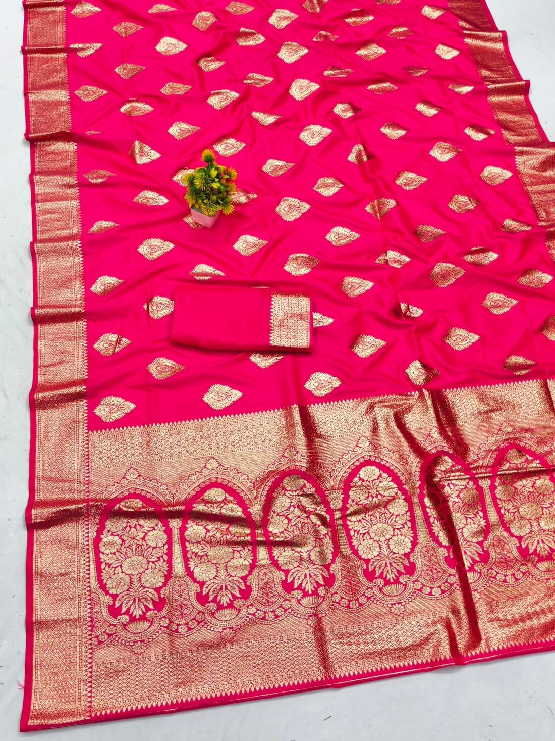 Zephyr Dark Pink Pure Zari Weaving Banarasi Silk Saree With Divine Blouse Piece