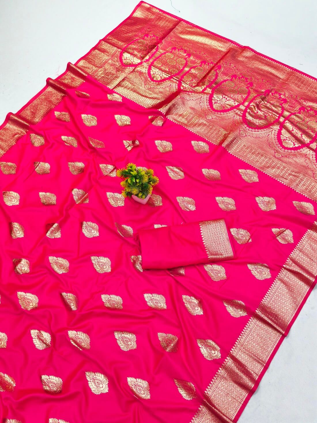 Zephyr Dark Pink Pure Zari Weaving Banarasi Silk Saree With Divine Blouse Piece