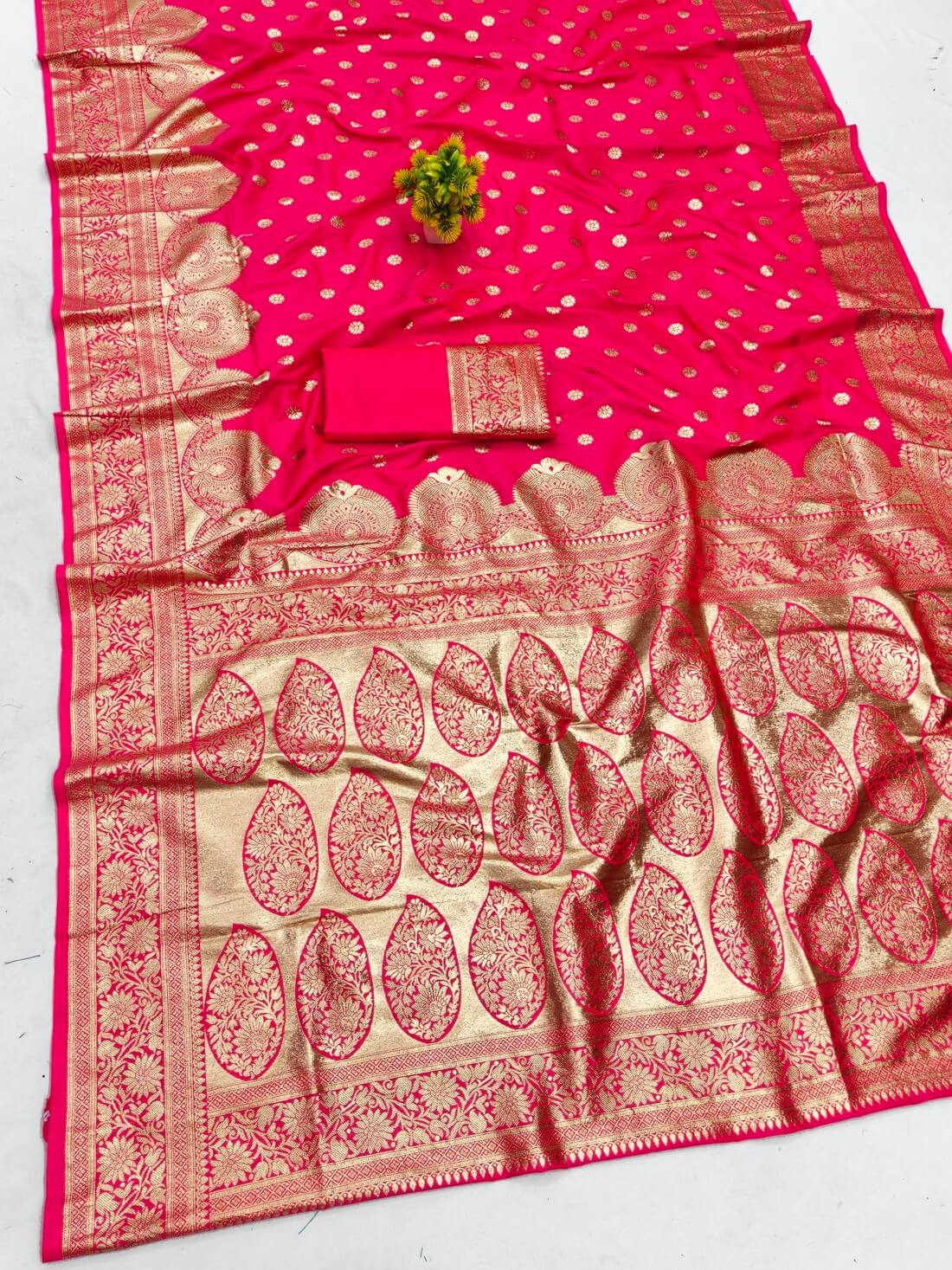 Effulgent Dark Pink Pure Zari Weaving Banarasi Silk Saree With Jazzy Blouse Piece