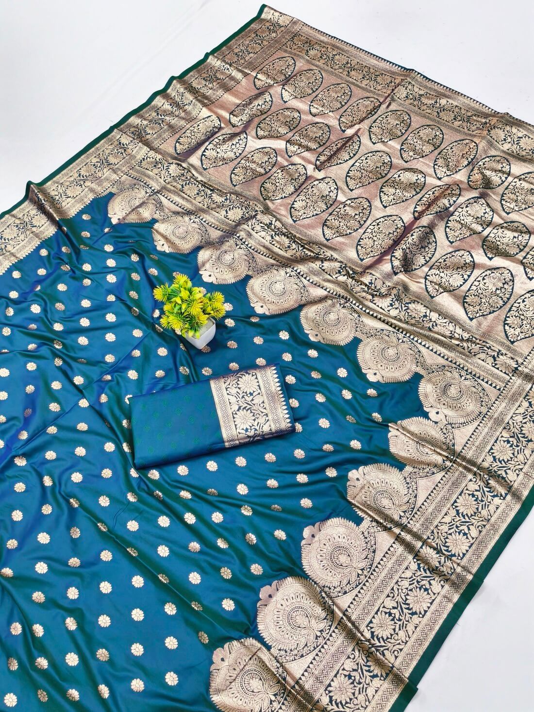 Elision Rama Pure Zari Weaving Banarasi Silk Saree With Glorious Blouse Piece