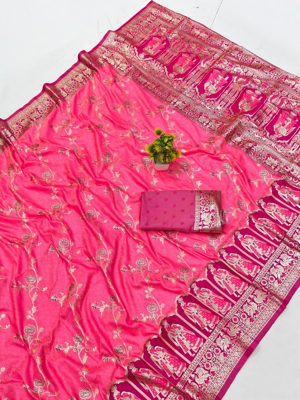 Embrocation Pink Pure Zari Weaving Banarasi Silk Saree With Moiety Blouse Piece