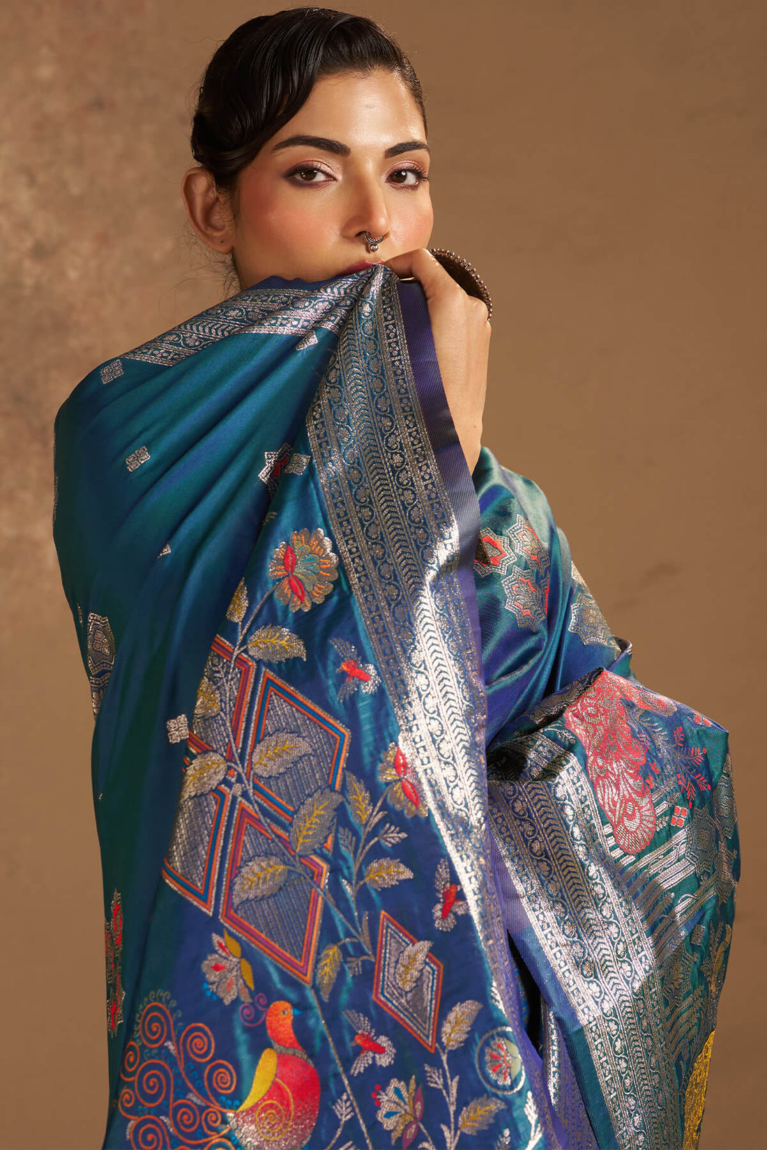 Arresting Rama Pure Zari Weaving Banarasi Silk Saree With Gratifying Blouse Piece