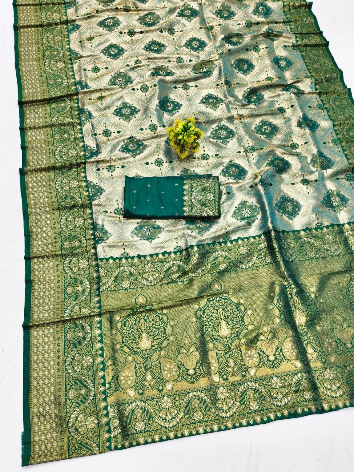 Pleasant Green Kanjivaram Silk Saree With Incredible Blouse Piece