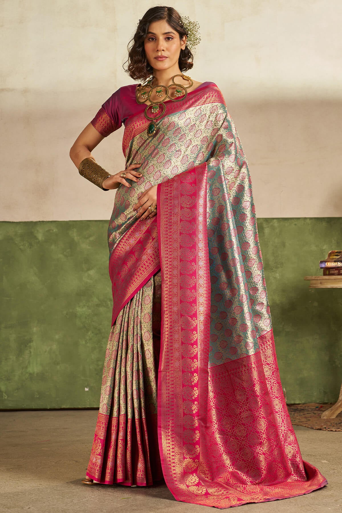 Ebullience Rama Kanjivaram Silk Saree With Extraordinary Blouse Piece