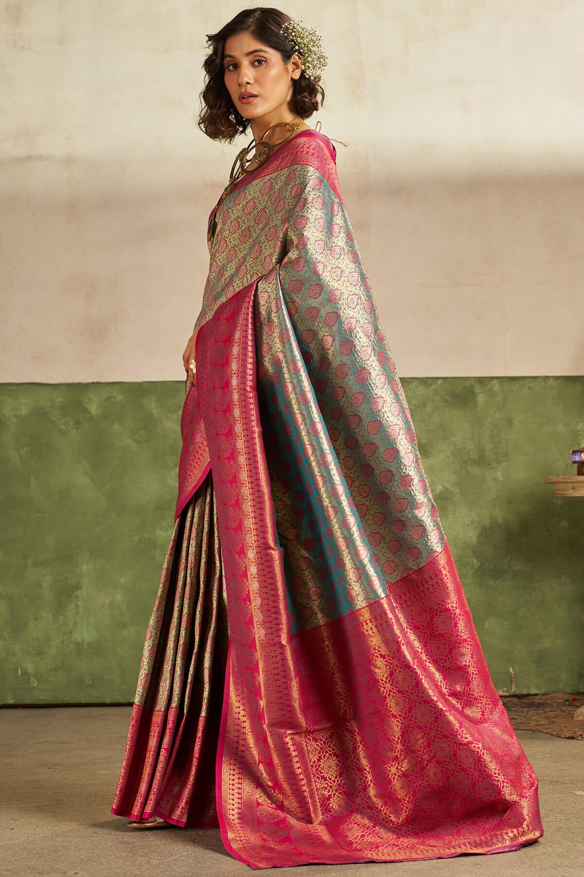 Ebullience Rama Kanjivaram Silk Saree With Extraordinary Blouse Piece