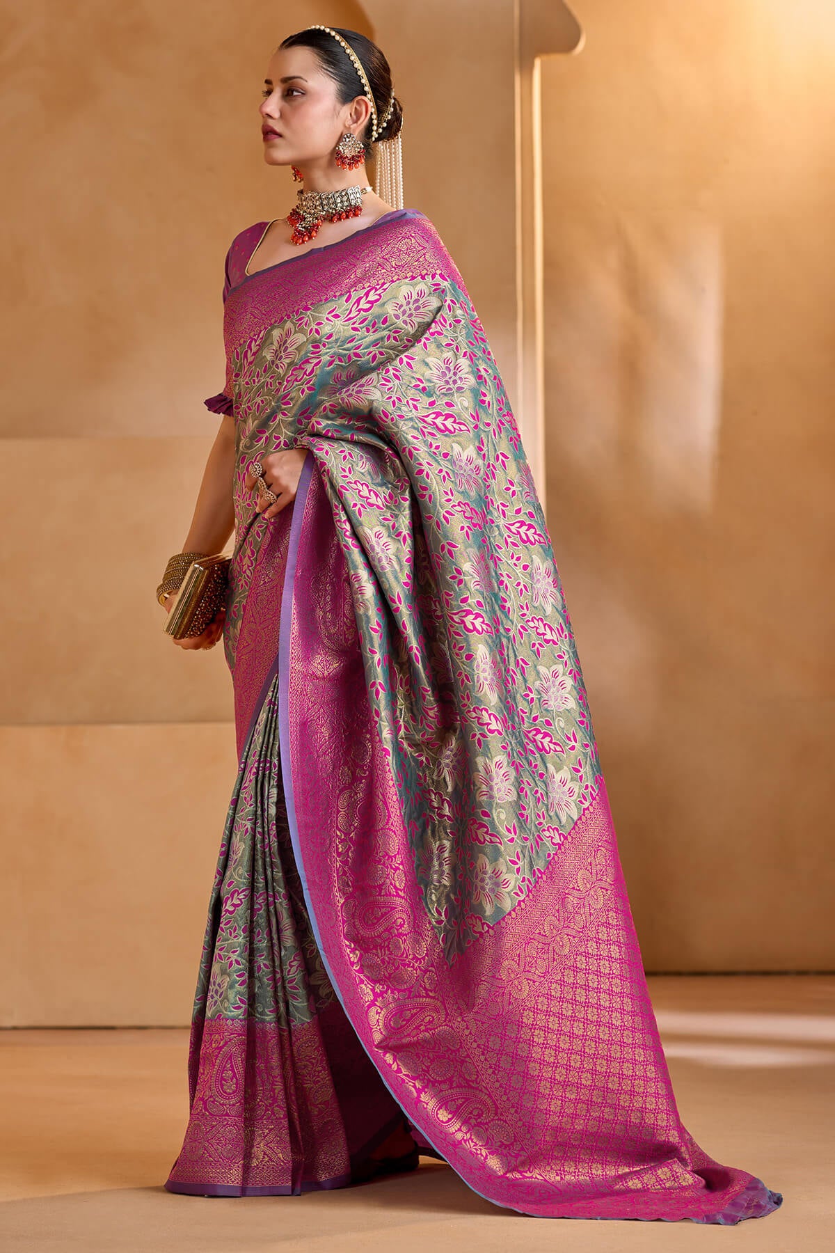 Brood Rama Kanjivaram Silk Saree With Splendiferous Blouse Piece